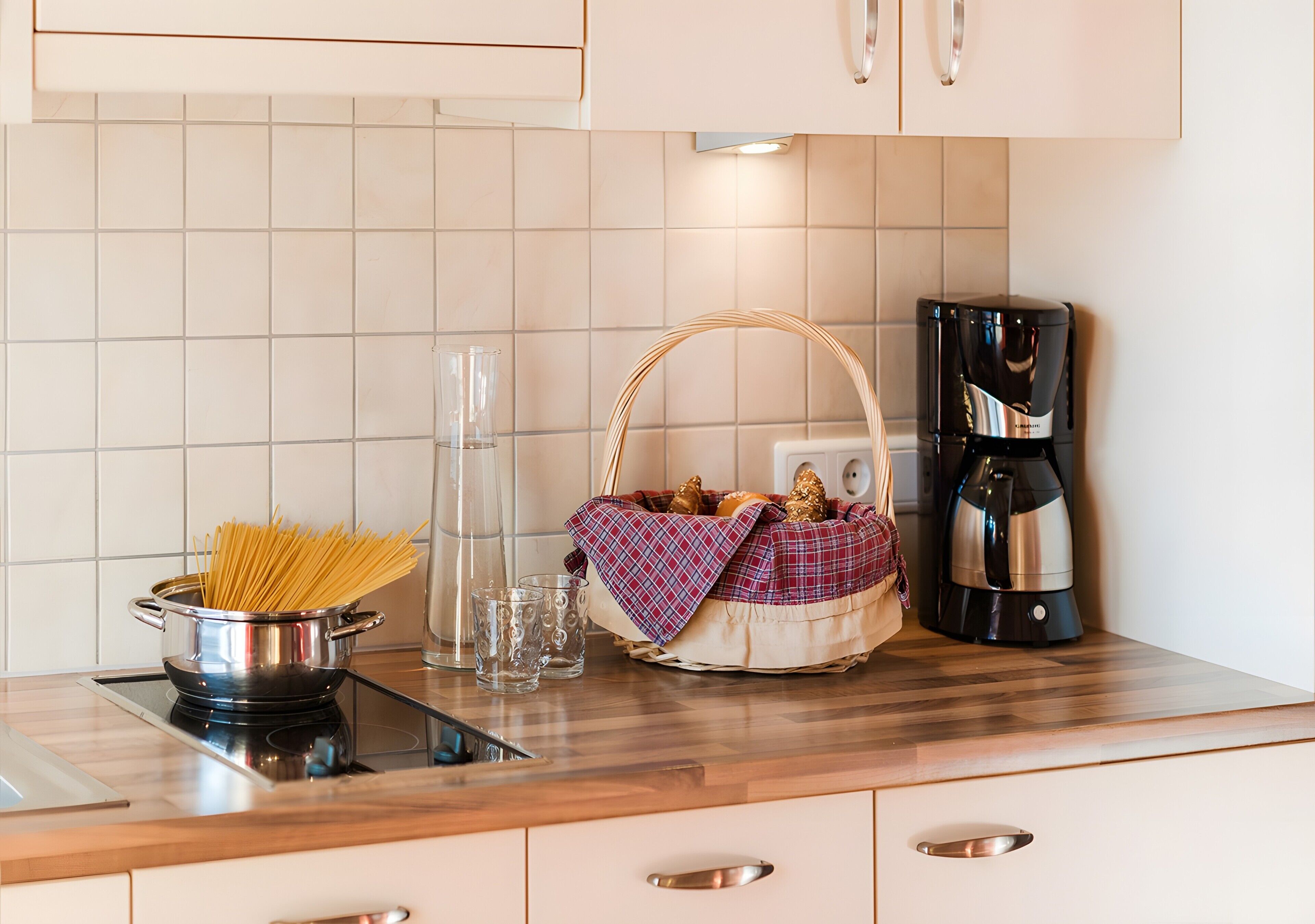 Wasserkocher mit Kaffee-/Teezubehör, Kühlschrank, Herdplatte