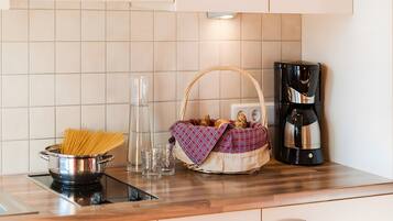 Wasserkocher mit Kaffee-/Teezubehör, Kühlschrank, Herdplatte