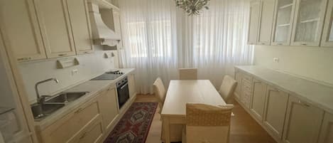 Fridge, oven, stovetop, dishwasher