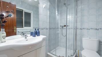 Een douche, een haardroger, handdoeken