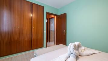 3 slaapkamers, een strijkplank/strijkijzer, gratis wifi, beddengoed