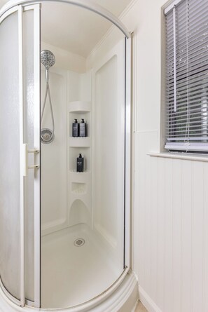 Shower, hair dryer, towels, soap - Walkable to TX State - King Bed with Workspace - Monthly Available (San Marcos)