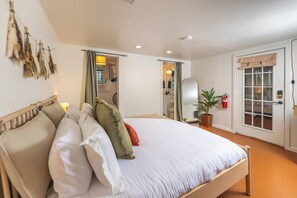1 bedroom, iron/ironing board, WiFi, bed sheets - Walkable to TX State - King Bed with Workspace - Monthly Available (San Marcos)