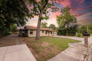 Exterior - Walkable to TX State - King Bed with Workspace - Monthly Available (San Marcos)