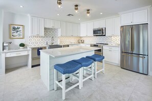 Réfrigérateur, micro-ondes, lave-vaisselle, grille-pain