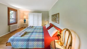 1 bedroom, free WiFi, bed sheets - Suite with View on 25-Hectare Estate, Pool & Park – Affi, Lake Garda (Affi)