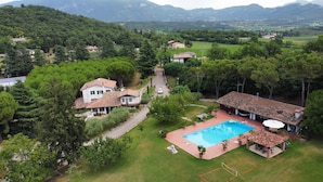 A residential property with a swimming pool, a tennis court, and a view of the surrounding hills. - Cavallina Retreat - Guest House with Private Pool, Garden, and Wi-Fi (Affi)