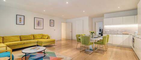 Appartement supérieur, balcon | Aire de séjour