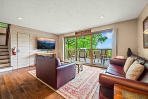 Smart TV, fireplace - Altitude Adjustment: hot tub•pool table•free tix (Gatlinburg)