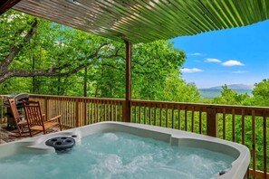 Outdoor spa tub - Altitude Adjustment: hot tub•pool table•free tix (Gatlinburg)