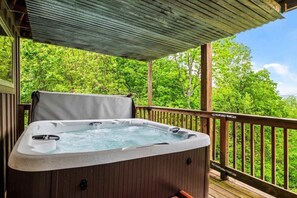 Outdoor spa tub - Chalet a le Conte: hot tub • pool table • free tix (Gatlinburg)