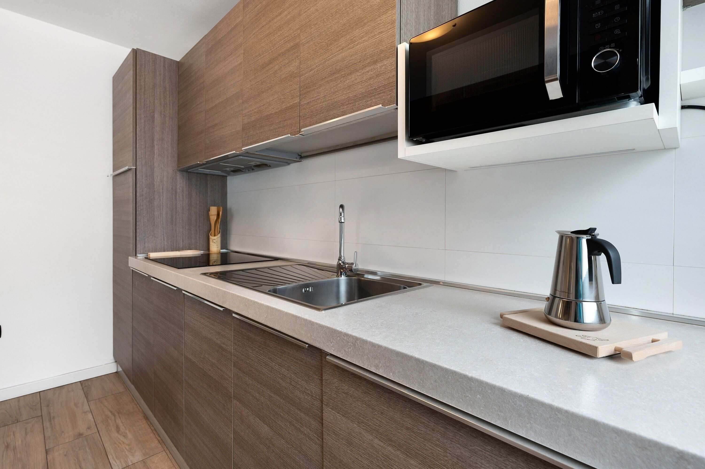 Fridge, microwave, dishwasher, cookware/dishes/utensils