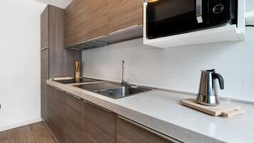 Fridge, microwave, dishwasher, cookware/dishes/utensils