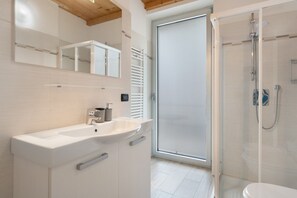 Shower, towels - Spacious family loft near Comano Thermal Baths, ideal for 4–6 guests with balcony and garage (comano terme)
