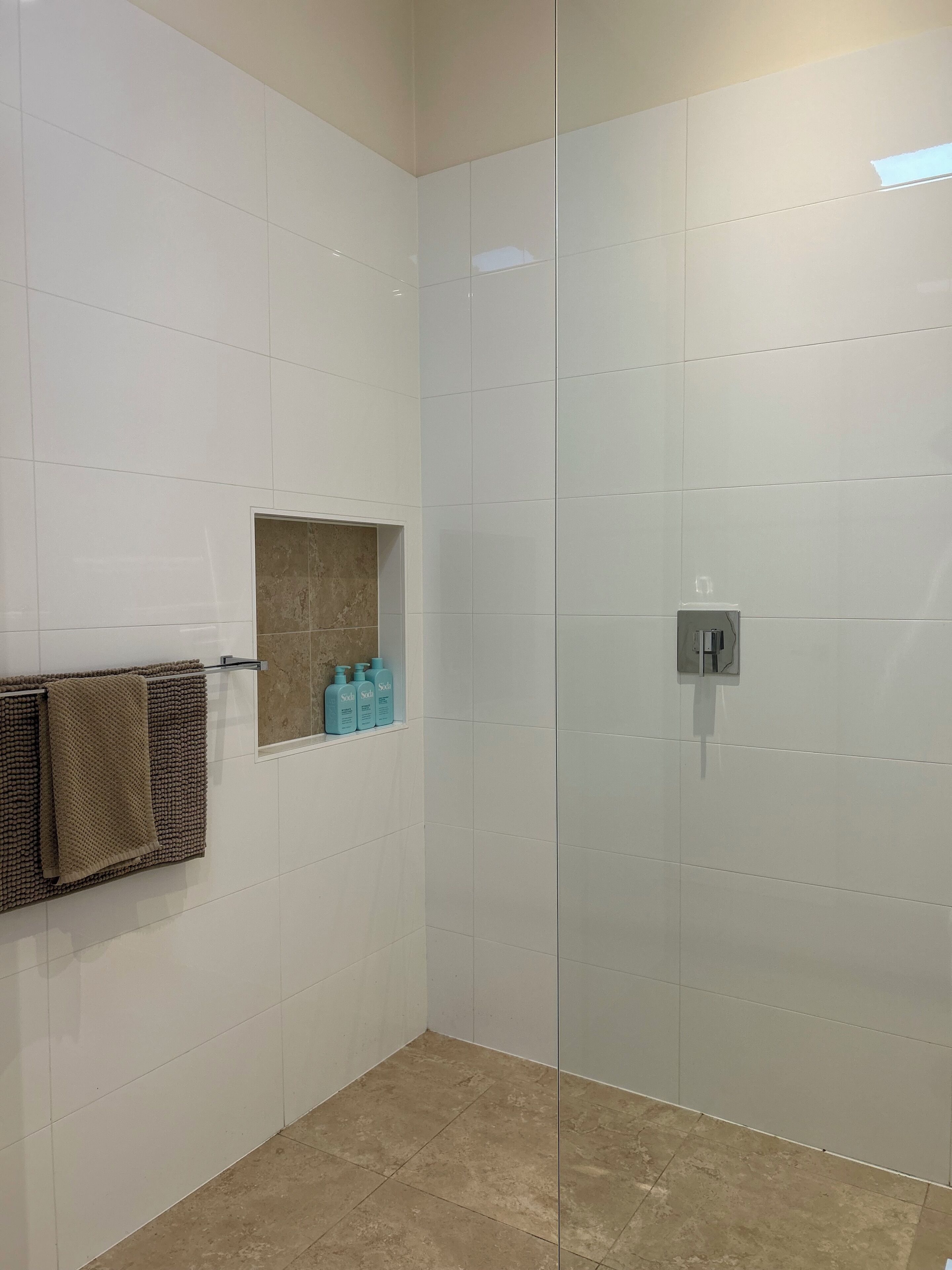 Een douche, een haardroger, handdoeken, zeep