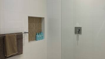 Een douche, een haardroger, handdoeken, zeep
