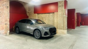 Un parking moderne avec un VUS argenté stationné dans un espace bien éclairé.