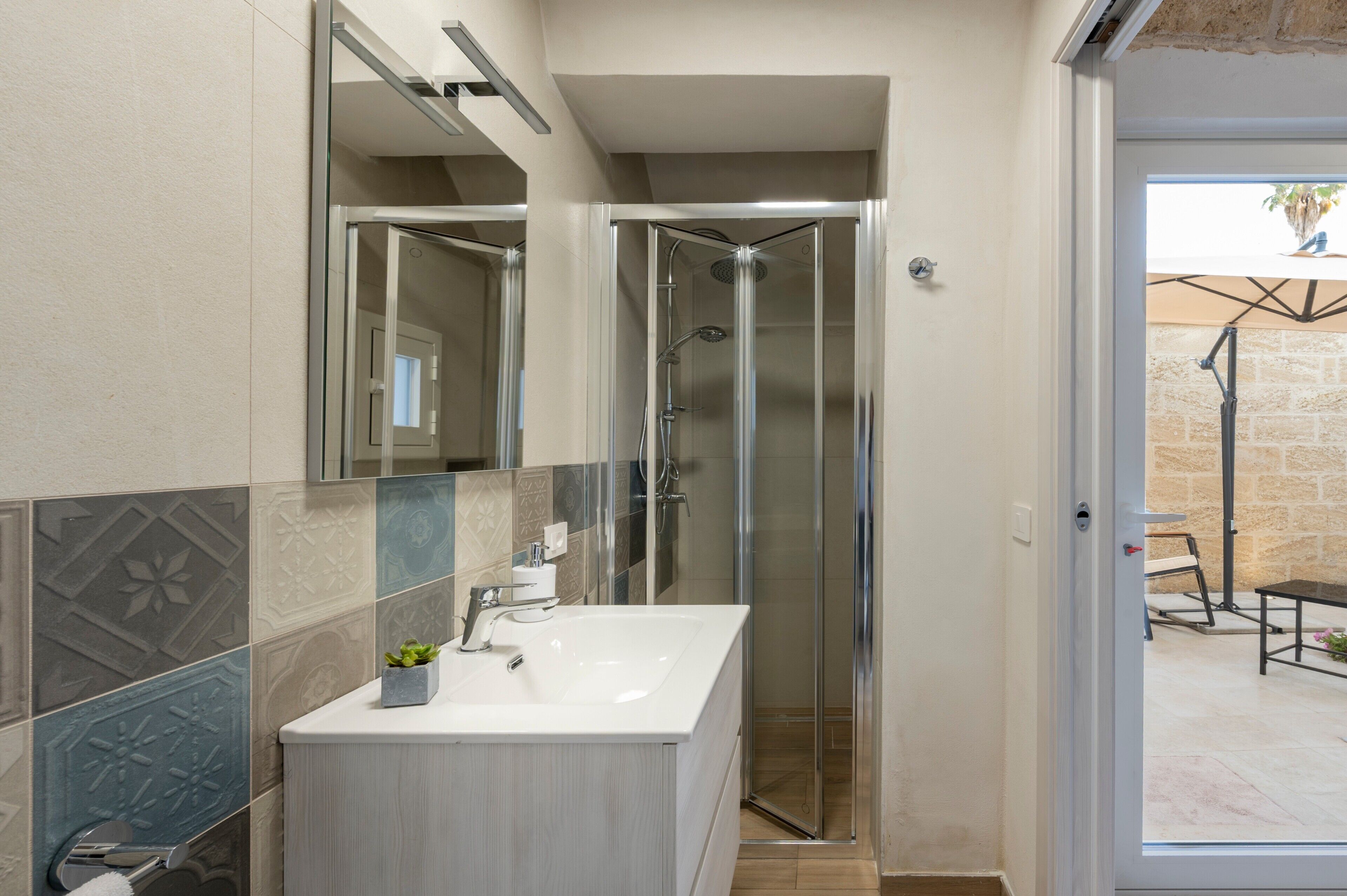 Een douche, een haardroger, handdoeken