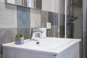 Shower, hair dryer, towels - Holiday Home 'Il Rifugio Sotto La Volta' with Private Terrace, Wi-Fi and Air Conditioning (Castri di Lecce)