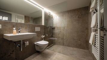 Secador de cabelo, toalhas de banho, sabonete, shampoo