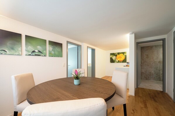 Habitación cuádruple, vistas a la montaña | 1 dormitorio, ropa de cama de alta calidad, edredones de plumas