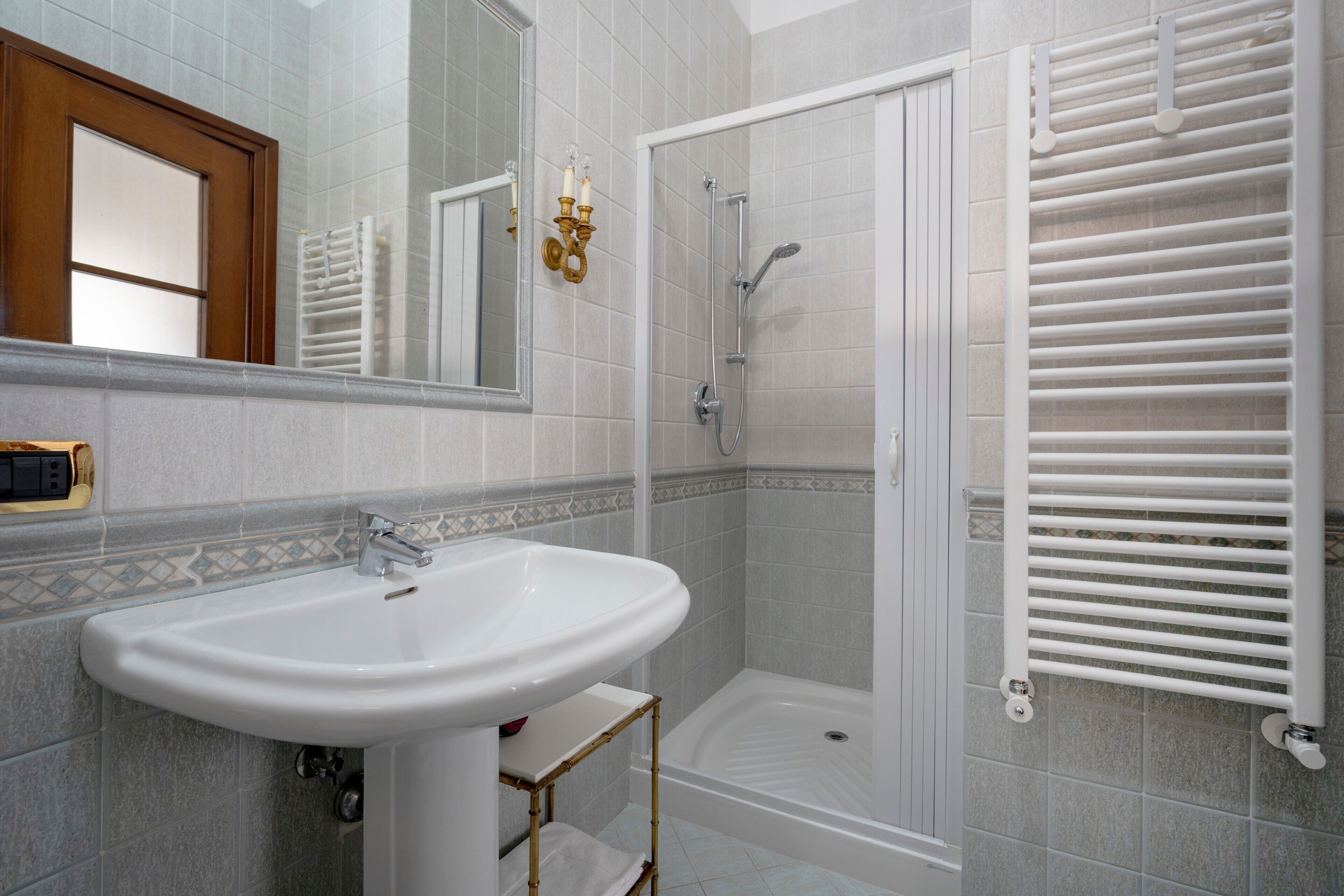 Dusche, Haartrockner, Handtücher