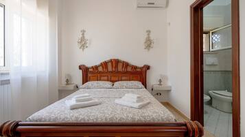 Regadera, secadora de cabello, toallas