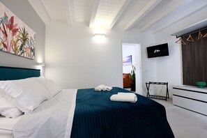 2 chambres, coffres-forts dans les chambres, fer et planche à repasser