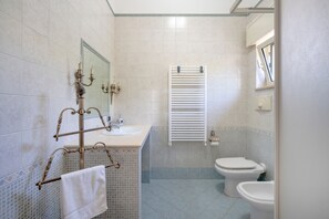 Shower, hair dryer, towels - Room 'King - Deluxe' with Shared Terrace, Wi-Fi and Air Conditioning (Bari)
