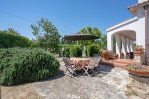 Outdoor dining - Room 'King - Deluxe' with Shared Terrace, Wi-Fi and Air Conditioning (Bari)