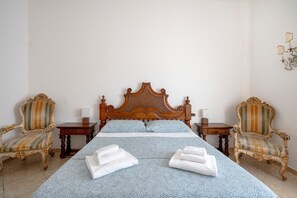 1 bedroom, free WiFi, bed sheets - Room 'King - Deluxe' with Shared Terrace, Wi-Fi and Air Conditioning (Bari)