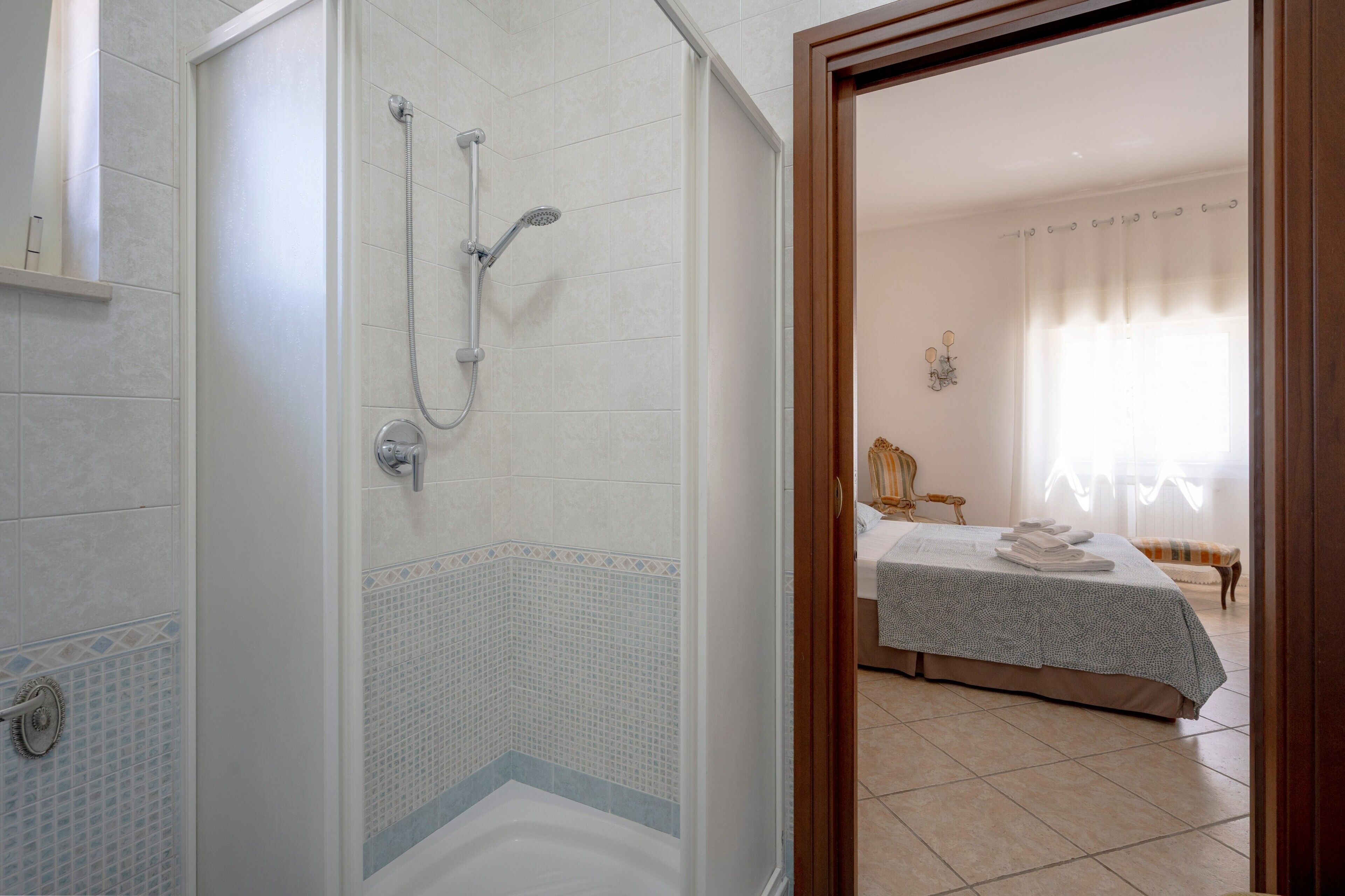 淋浴设施、吹风机、毛巾