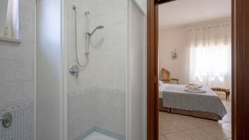 Regadera, secadora de cabello, toallas