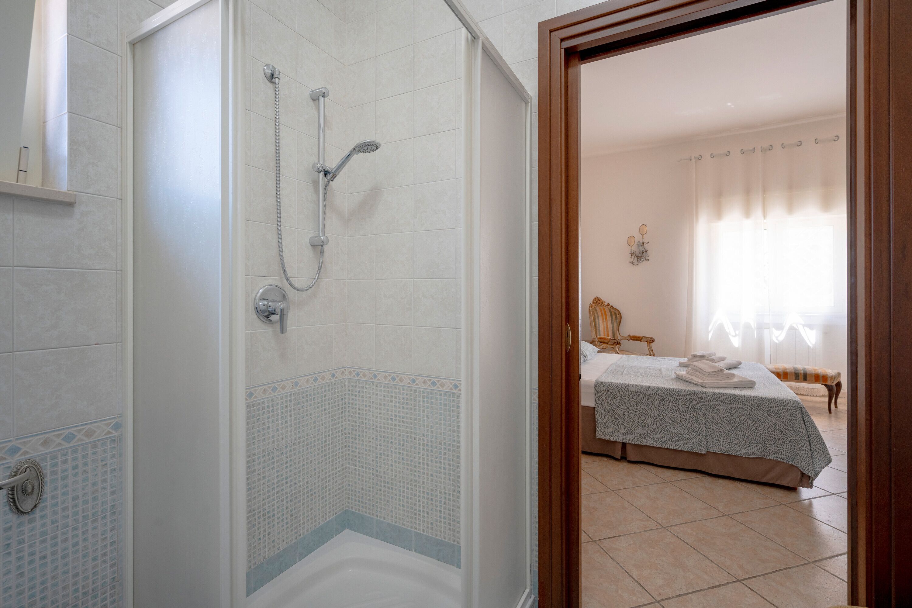 Dusche, Haartrockner, Handtücher