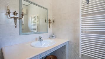 Dusche, Haartrockner, HandtĂŒcher