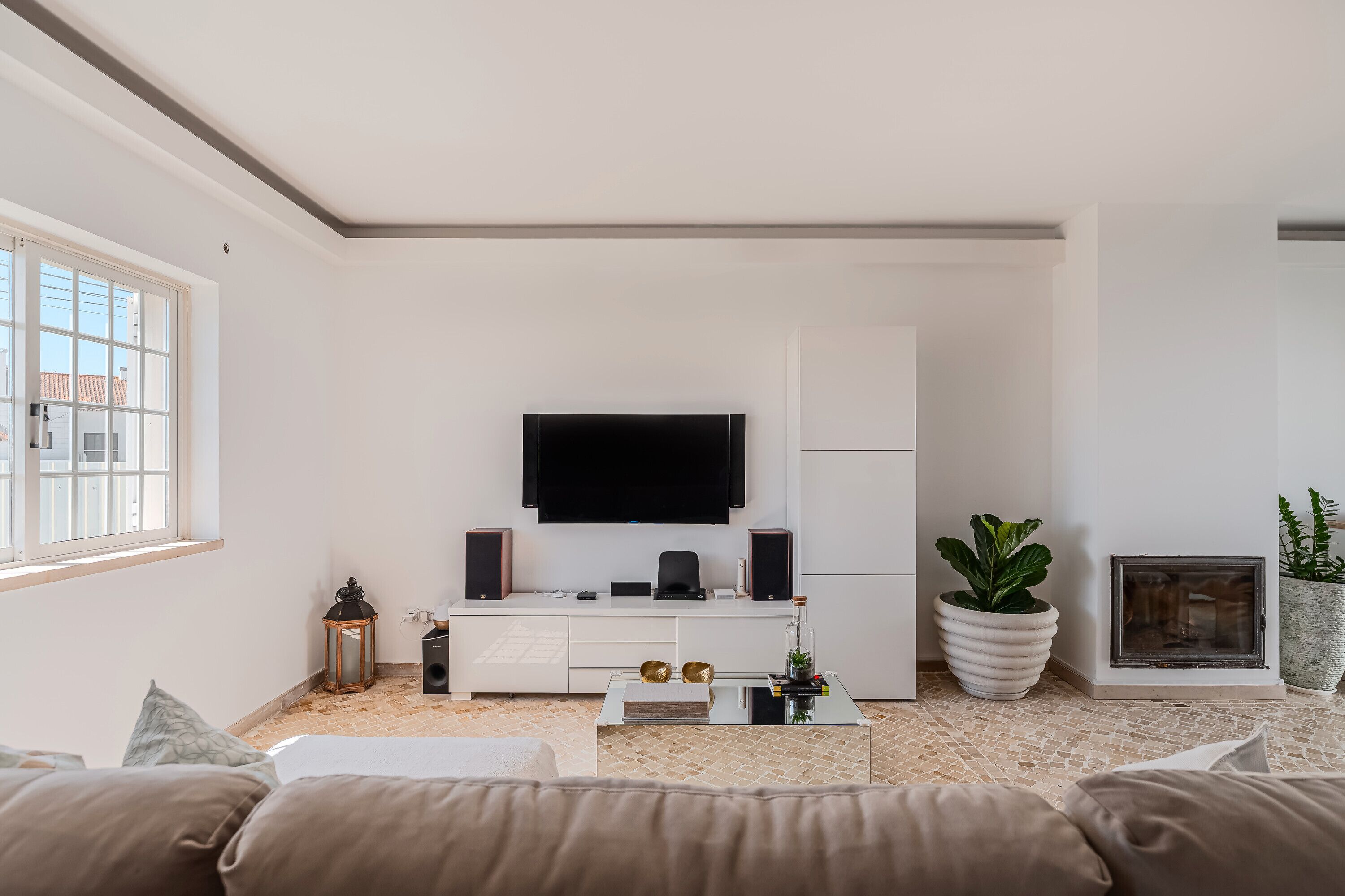 Télévision, cheminée