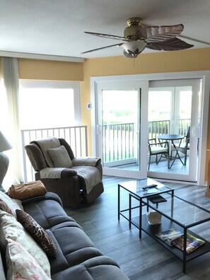 Smart-TV, Kamin, Bücher