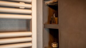 Ein Zimmer mit einem Heizkörper, einer Flüssigkeitsflasche und einem kleinen Behälter.