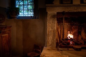 Interior - Room 'L'imbrunire - Il Lampadone' with Shared Garden, Wi-Fi and Air Conditioning (Campiglia D'Orcia)
