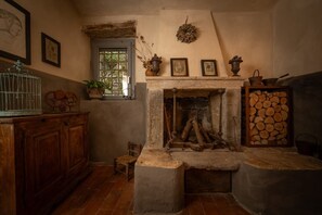 Interior - Room 'L'imbrunire - Il Lampadone' with Shared Garden, Wi-Fi and Air Conditioning (Campiglia D'Orcia)
