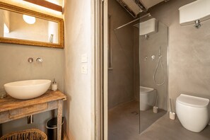 Bruser, hårtørrer, håndklæder