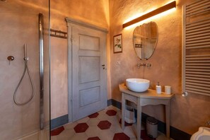 Dutxa, assecador de cabells i tovalloles 