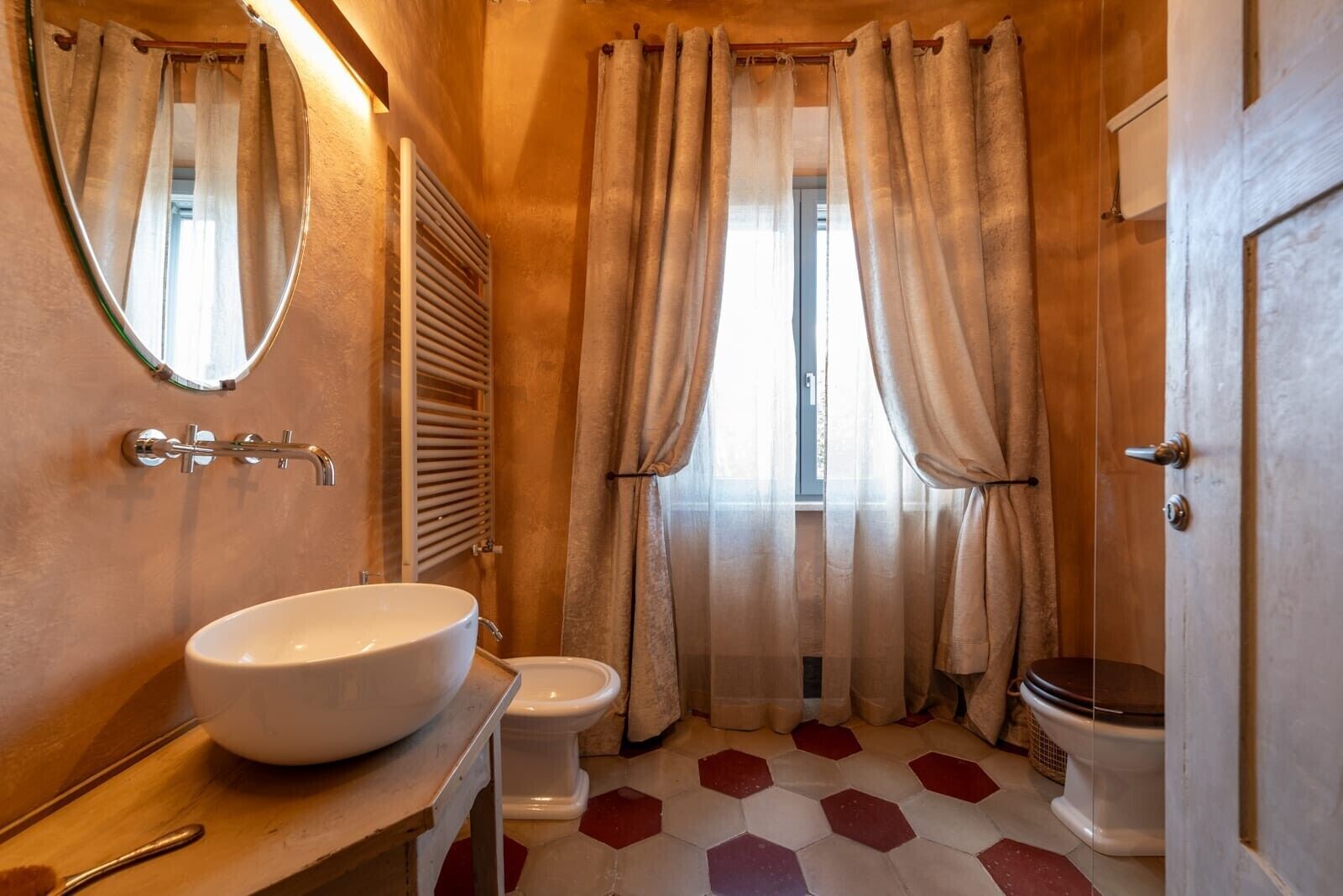 Regadera, secadora de cabello, toallas 