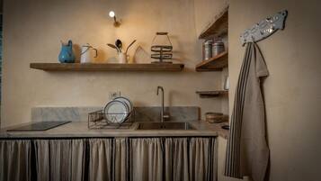 Køleskab, kogeplade, elkedel, køkkentøj/tallerkener/redskaber