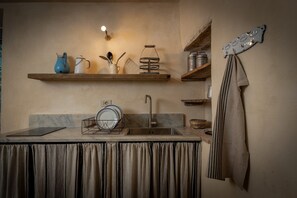 Fridge, stovetop, electric kettle, cookware/dishes/utensils - Apartment 'Il Cassero' with Shared Garden, Wi-Fi and Air Conditioning (Campiglia D'Orcia)