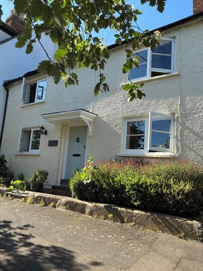 Exterior - 16th century lace makers cottage in the heart of rural England (Gawcott)