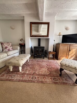 Smart TV, fireplace - 16th century lace makers cottage in the heart of rural England (Gawcott)