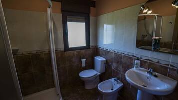 Ducha, secador de pelo y toallas