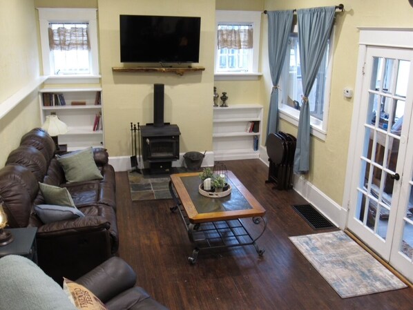 Smart TV, video games - A Charming 100+ year old vintage farmhouse that has been updated with modern amenities. (Thermopolis)