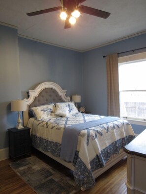 3 bedrooms, iron/ironing board, free WiFi, bed sheets - A Charming 100+ year old vintage farmhouse that has been updated with modern amenities. (Thermopolis)